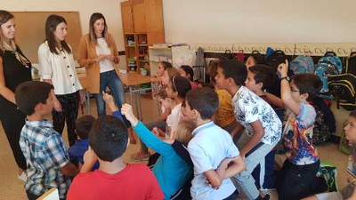 La alcaldesa de Oropesa del Mar da la bienvenida a los escolares en su vuelta al 'cole'