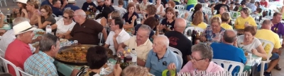 Al voltant de mig miler de veïns mengen paella