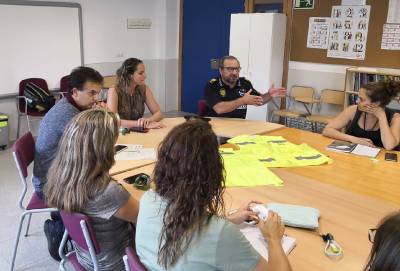 El professorat dAlmassora usar petos reflectors en les eixides per seguretat per a lalumnat