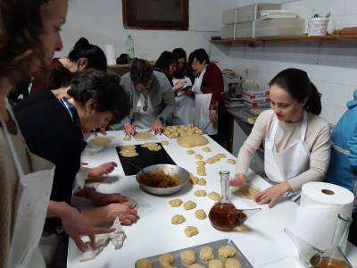 Les forcallanes pasten coquetes i rotlletes per a Sant Antoni