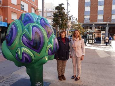 Una nova carxofa gegant decora el mercat de Benicarló