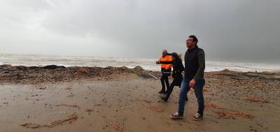 El temporal destroza el paseo marítimo de Morro de Gos de Oropesa del Mar y daña comercios y cámpings