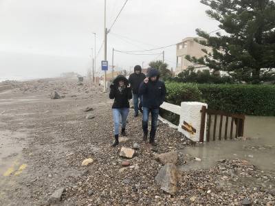 La primera línea de playa de Almassora sigue cerrada al tráfico