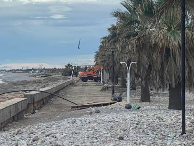 Comença la neteja del passeig marítim d'Almenara després del temporal