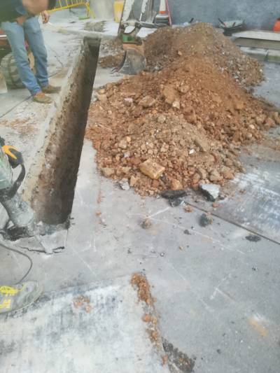 L'Ajuntament sufraga les obres per tal de solucionar els problemes que tenien amb el clavegueram el veïnat del carrer d'Almassora