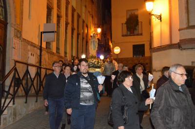Cientos de feligreses salen por el casco antiguo a la procesión de las Antorchas de la Virgen de Lourdes