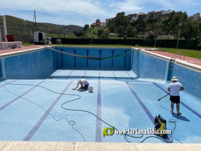 Les Coves de Vinrom trabaja en el acondicionamiento de la piscina municipal
