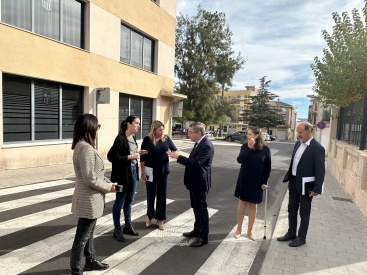 La alcaldesa de Vall d'Alba y el conseller de Educacin abren una nueva etapa por el futuro del nuevo colegio de la localidad