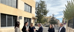 La alcaldesa de Vall d'Alba y el conseller de Educacin abren una nueva etapa por el futuro del nuevo colegio de la localidad