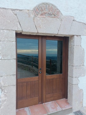 Nueva puerta para la casa rural de Sant Joan de Nepomuc de La Serratella