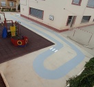 La Brigada Municipal de Obras y Servicios pinta un circuito en el patio del colegio de Almenara