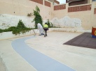 La Brigada Municipal de Treballs i Serveis pinta un circuit en el pati de l'escola d'Almenara