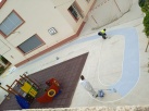 La Brigada Municipal de Treballs i Serveis pinta un circuit en el pati de l'escola d'Almenara