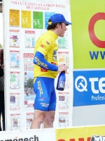 El ciclista de La Vilavella Juan Luis Carratalá gana el maillo blanco, como mejor corredor provincial, en la Volta a la Provincia