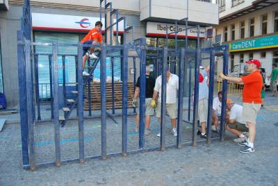 El montaje de los cadafales anuncia las fiestas.