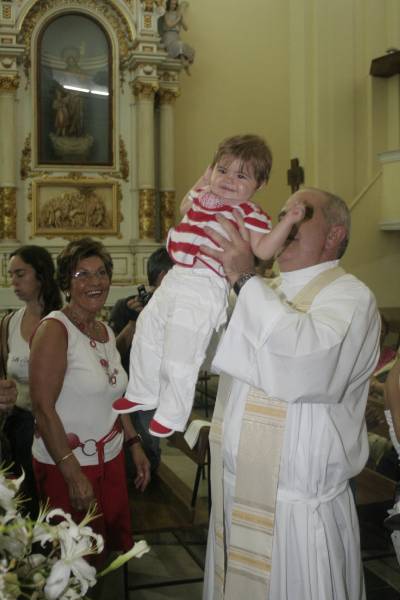 Los niños y niñas son presentados a la virgen.