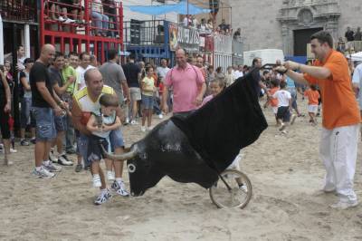 Cientos de niños en el encierro infantil.