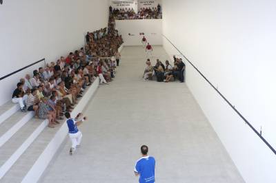 Gran éxito de público y de juego en la inauguración del trinquet.