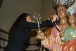 Sara Bodi entrega los Pendientes  de reina a la Misericordia