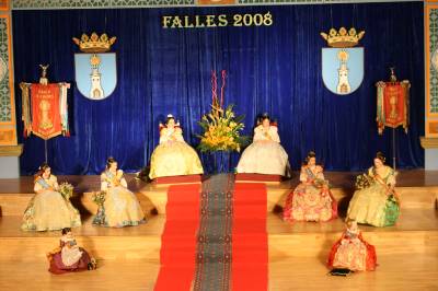 Se presentan las Reinas y corte de honor de la Falla “Les Llimeres”.