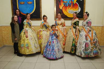 Bárbara y Noemí reciben el cariño de la falla La Bosca