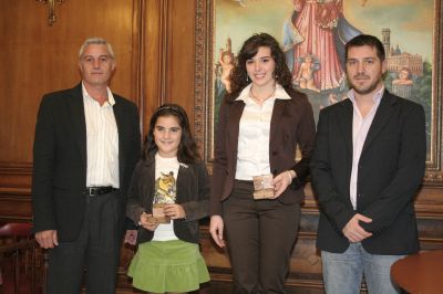 Les Reines Falleres 2008 reben la tradicional joia del vestit de valenciana.
