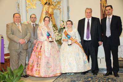 Las reinas falleras reciben un medallón de la Virgen de los Desamparados.
