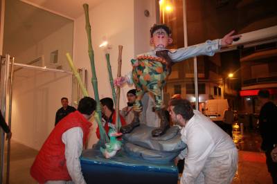 La lluvia acompaña la entrada de ninots a la exposición.