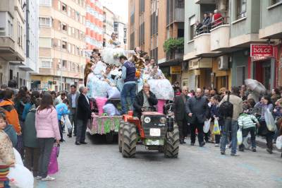 Los niños disfrutan con la Cabalgata del Ninot infantil.