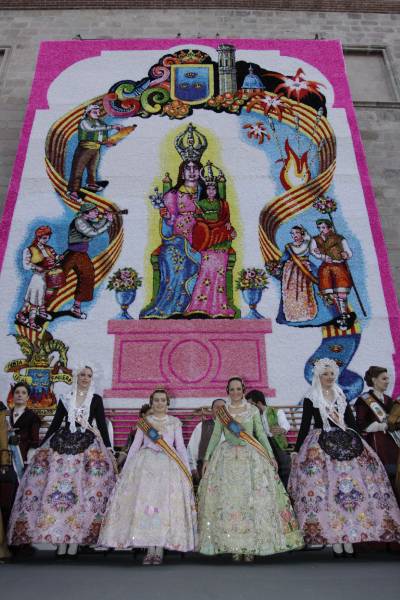 La visita oficial a las fallas culmina con el nombramiento de falleras de honor a las reinas.