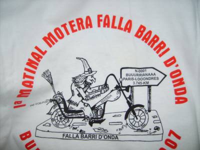 La Falla Barri d’Onda dona 80 camisetas al Colegio Hortolans