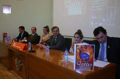El llibre faller és presentat davant un nombrós públic.