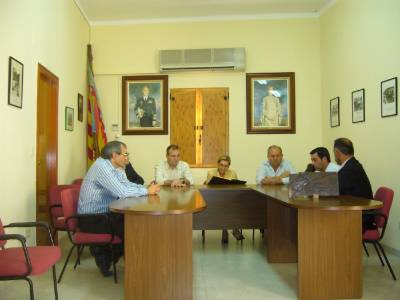 Gotzone Mora visita el centro de enfermos mentales y ofrece una conferencia en Albocàsser