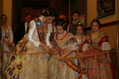 Las Falleras Mayores de La Vall d’Uixó inauguran la exposición del ninot.