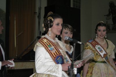 La Reina Fallera, Carmen Monfort, rep l’afecte dels fallers en el seu acomiadament.
