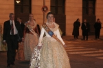 La Reina Fallera, Carmen Monfort, rep l\'afecte dels fallers en el seu acomiadament.