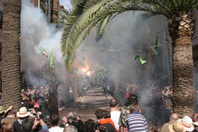 La mascletá infantil funde los petardos con los caramelos