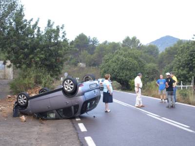 Un coche vuelca entre Tales y Alcudia por la lluvia