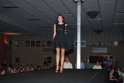 El Llar Fallero acoge el desfile de moda organizado por la falla Barri d'Onda