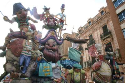 Las fallas ya lucen en la ciudad.