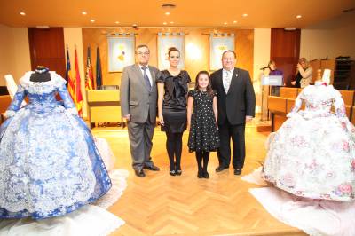 Las reinas falleras de 2011 reciben su segunda indumentaria oficial.