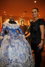 Las reinas falleras de 2011 reciben su segunda indumentaria oficial.