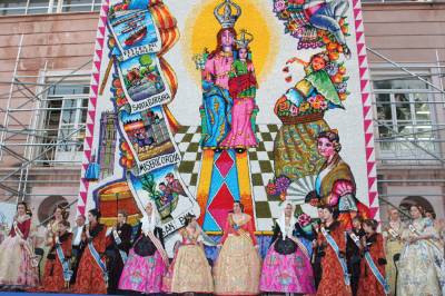 La vuelta oficial a las fallas y el nombramiento de falleras de honor centran los actos del día.