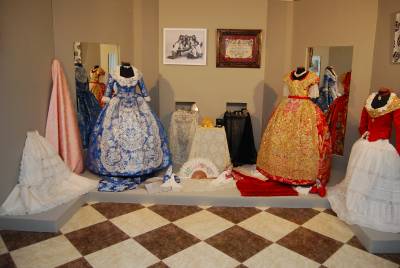 Las reinas falleras muestran los vestidos de su reinado