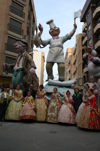 El presidente de la diputación visita la falla ganadora de La Vall d’Uixó.
