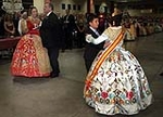 Las reinas falleras, Isabel Lozano y Carlota Luna, homenajeadas con un baile