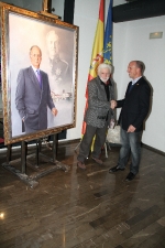 Traver Calzada realiza un retrato del Rey para el nuevo edificio del Ayutnamiento y expone en la Biblioteca
