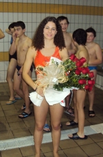 Los nadadores del Club Natació Vila-real reciben con aplausos a Laura Arriero