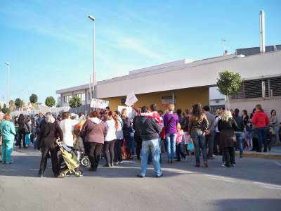 Los familiares de los alumnos denuncian la desconfianza y preocupacin por el estado del Colegio Errando Vilar