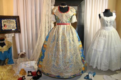 Seguim oferint els vestits de les reines de les falles.